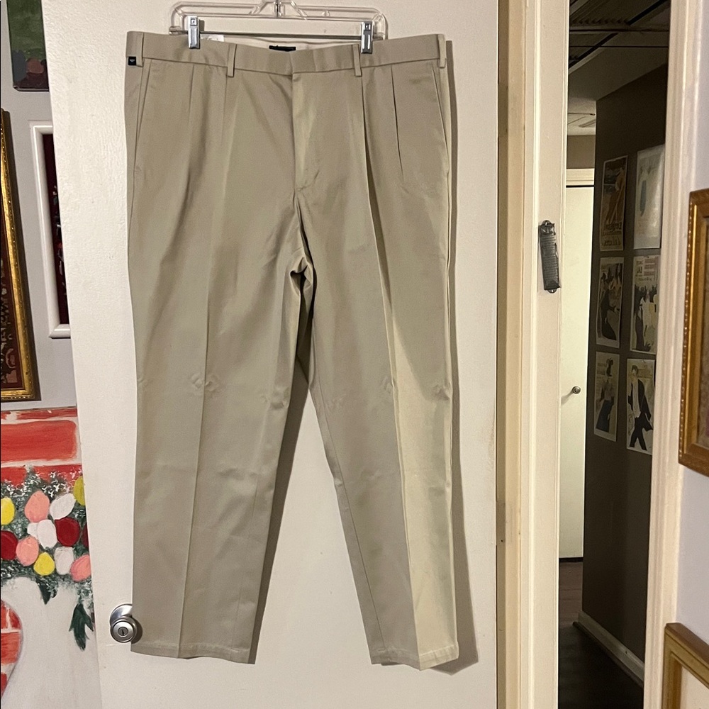 Dockers mens classic fit anti wrinkle khakis NWT